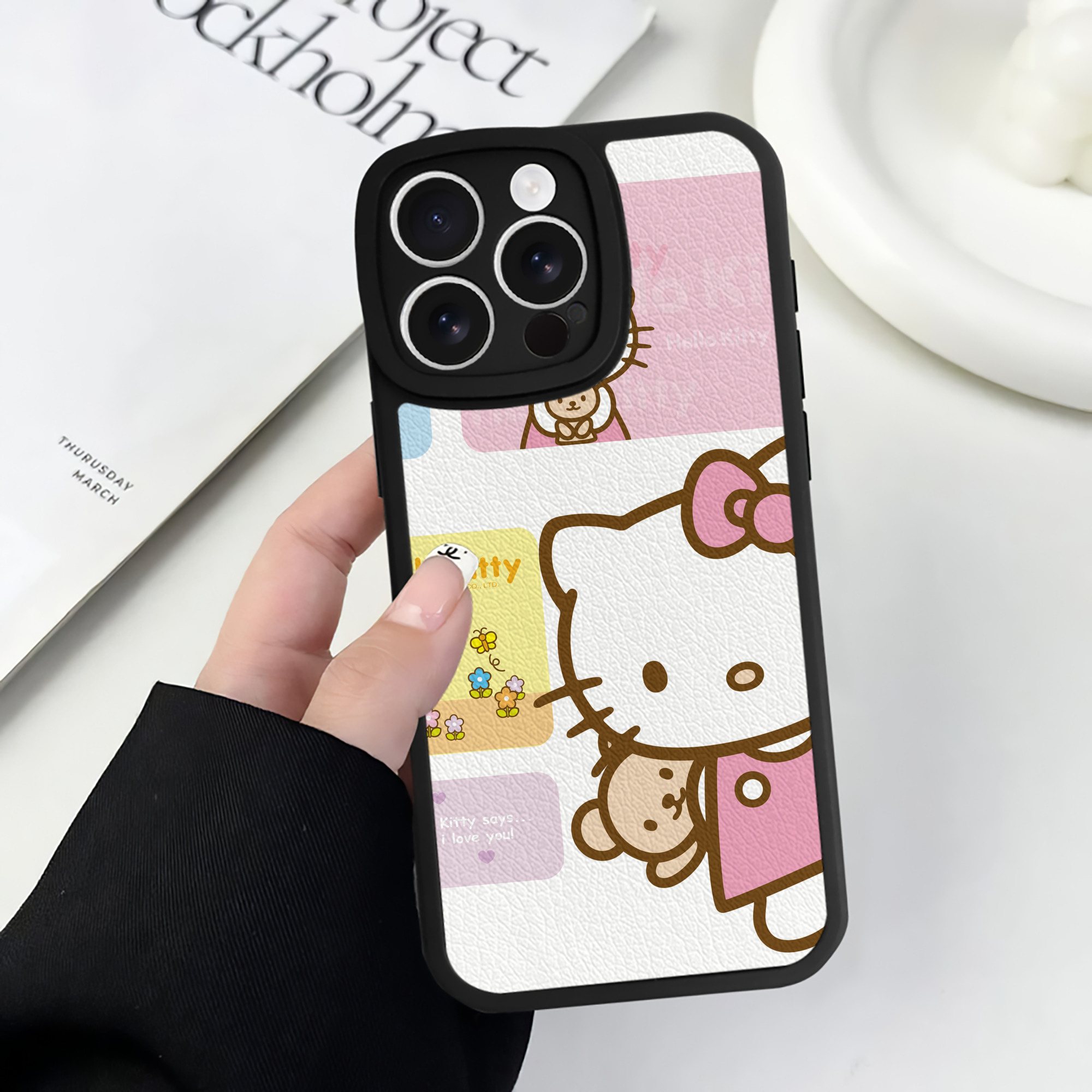 （画像用） Hello Kitty ハローキティ 【iPhone 16シリーズ対応】シリコンスマホケース（レザー調） 材質：シリコン